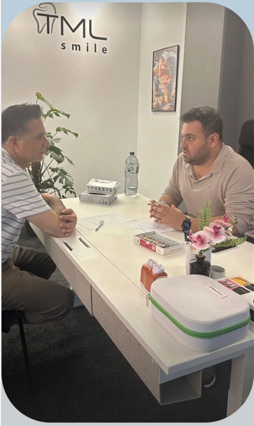 Dr. Alaz Şimşek im Patientengespräch